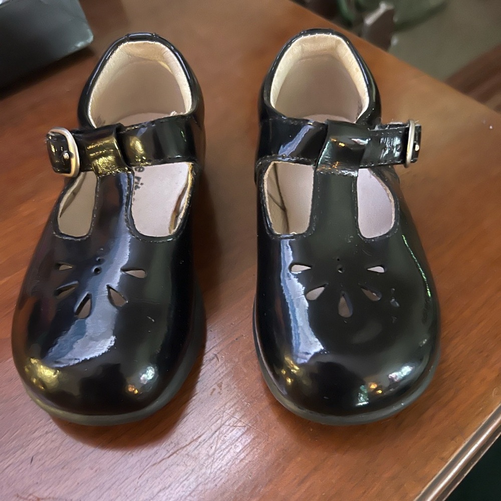 Stride Rite Black patent leather T- Strap Mary Jane Dress Shoes 
size 6.5 W